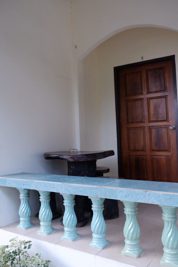 Una habitación con una mesa azul claro y una puerta de madera.