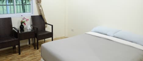 Phòng đôi Tiêu chuẩn | Bàn, giường gấp/giường phụ (phụ phí)