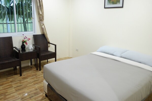 Standard-Doppelzimmer | Schreibtisch, Zustellbetten, kostenloses WLAN