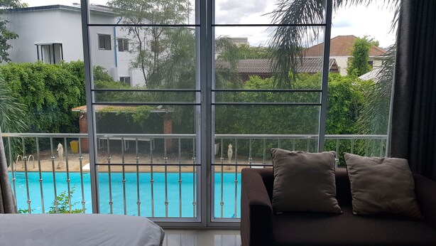 Standard Double Room with Pool View  | Mörkläggningsgardiner och gratis wi-fi
