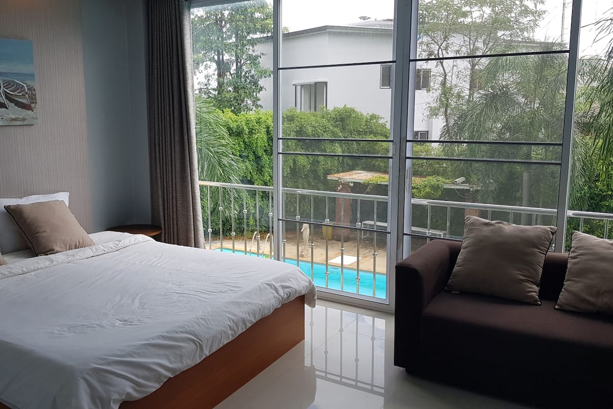Standard Double Room with Pool View | Sötétítőfüggöny és ingyenes wifi