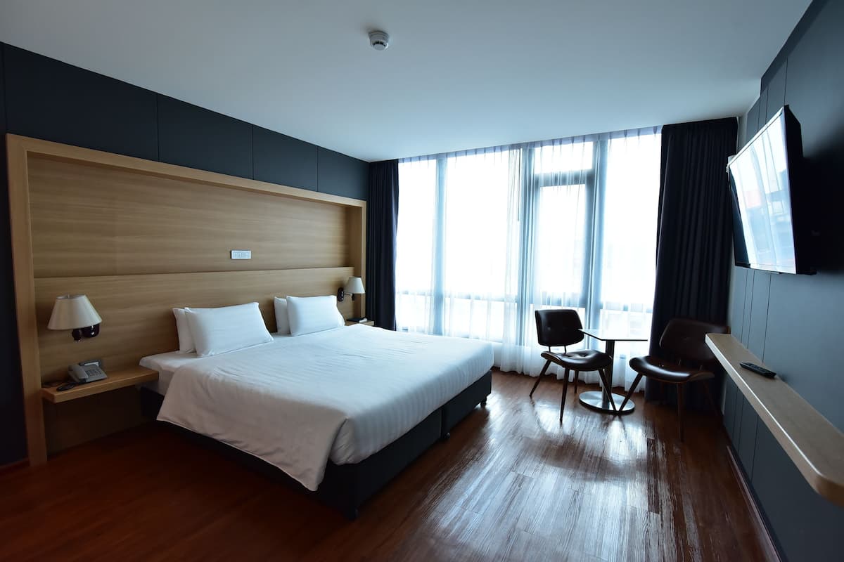 Deluxe Double Room | Minibar, in-room safe, desk, blackout drapes