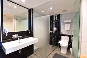 Deluxe Double Room | Badkamer | Een douche, gratis toiletartikelen, een haardroger, pantoffels