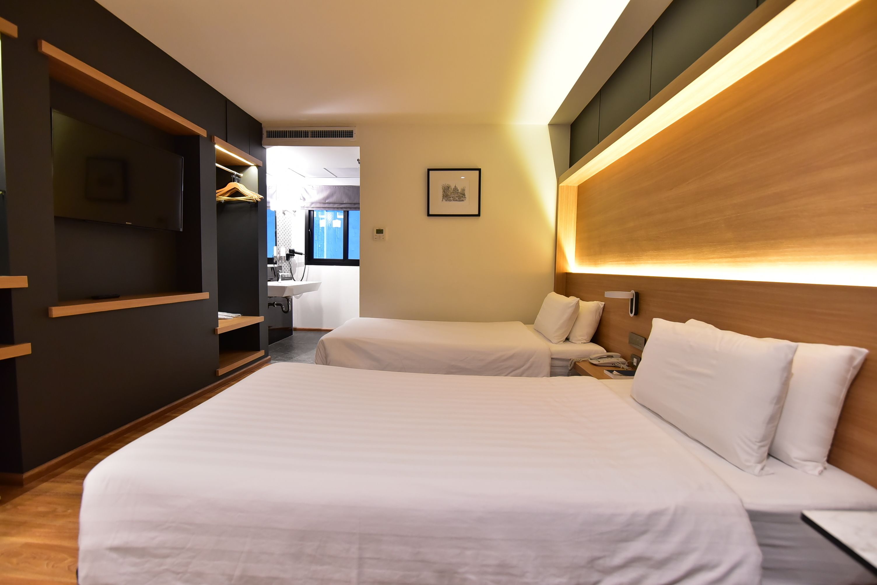 deluxe twin room | minibar, in-room safe, desk, blackout curtains