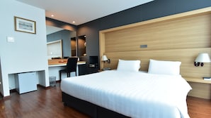 A modern hotel room with a large bed, a desk, and a chair. - The Three Hat Yai (Hat Yai)
