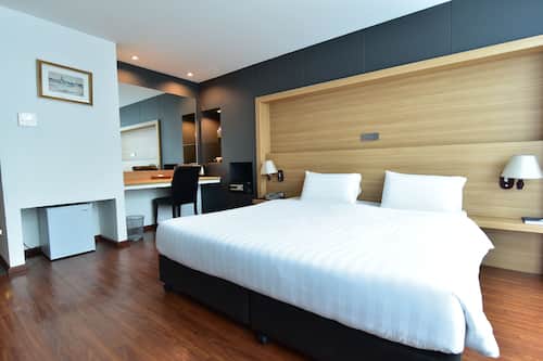 Minibar, in-room safe, desk, blackout curtains