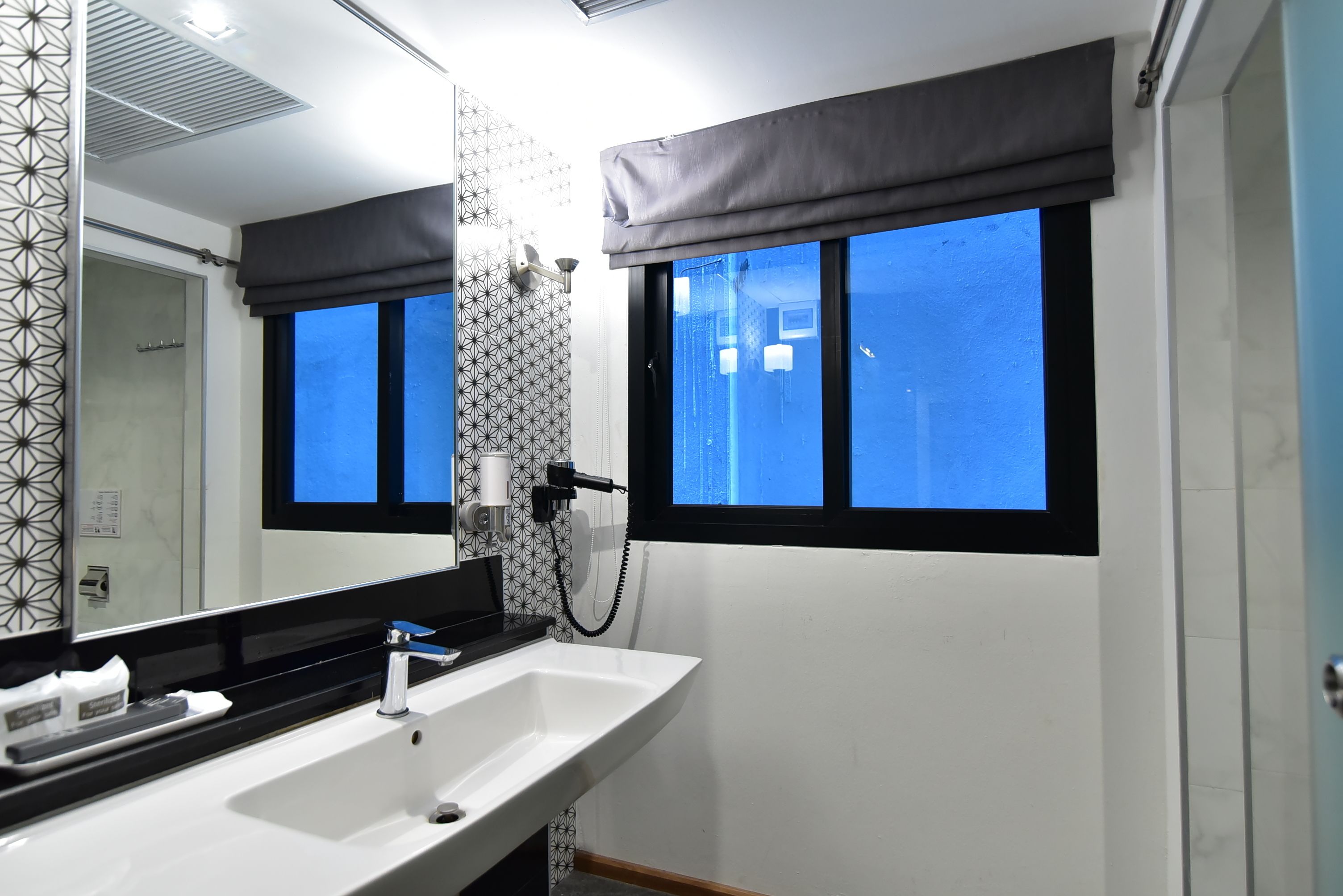 deluxe twin room | bathroom | shower, free toiletries, hair dryer, slippers