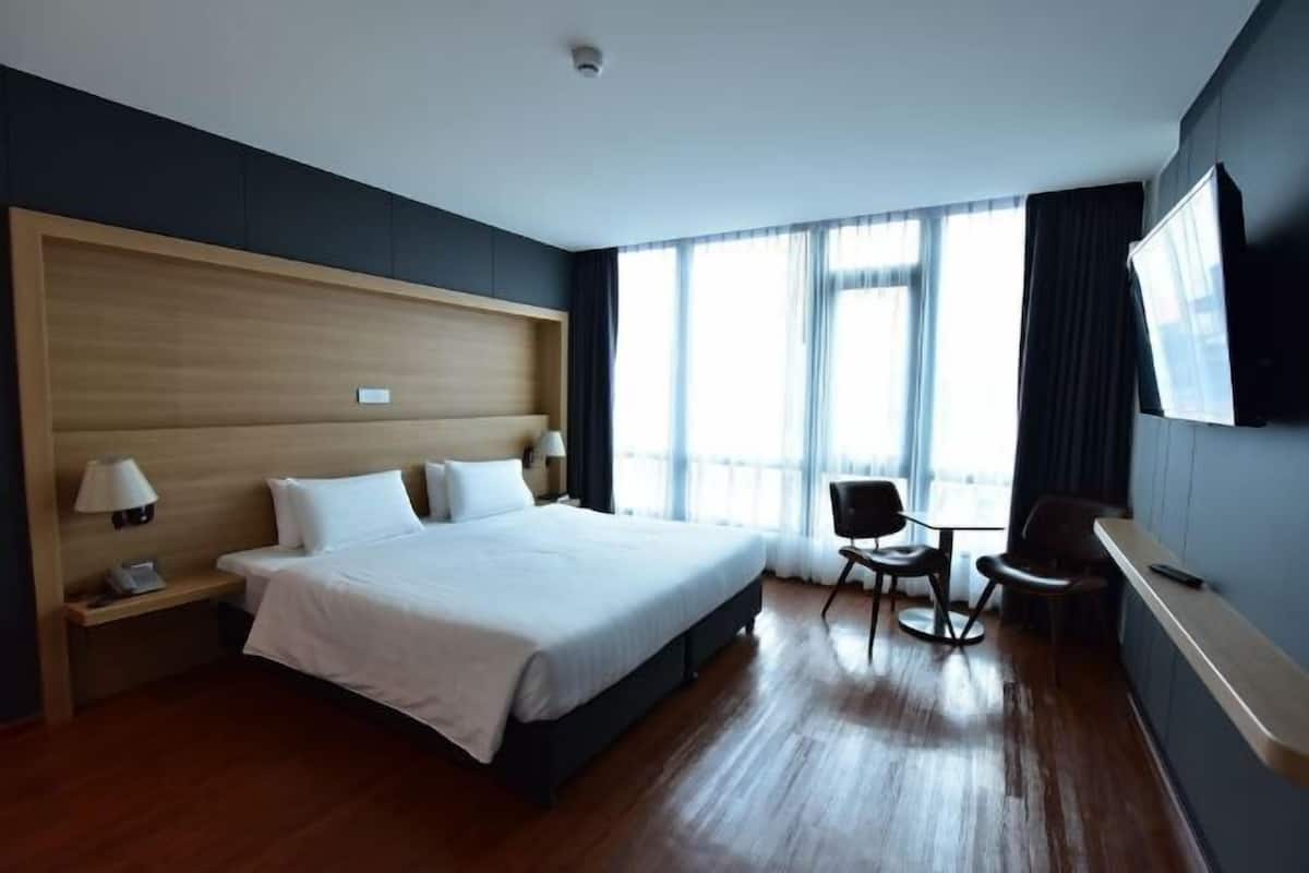 Minibar, in-room safe, desk, blackout drapes