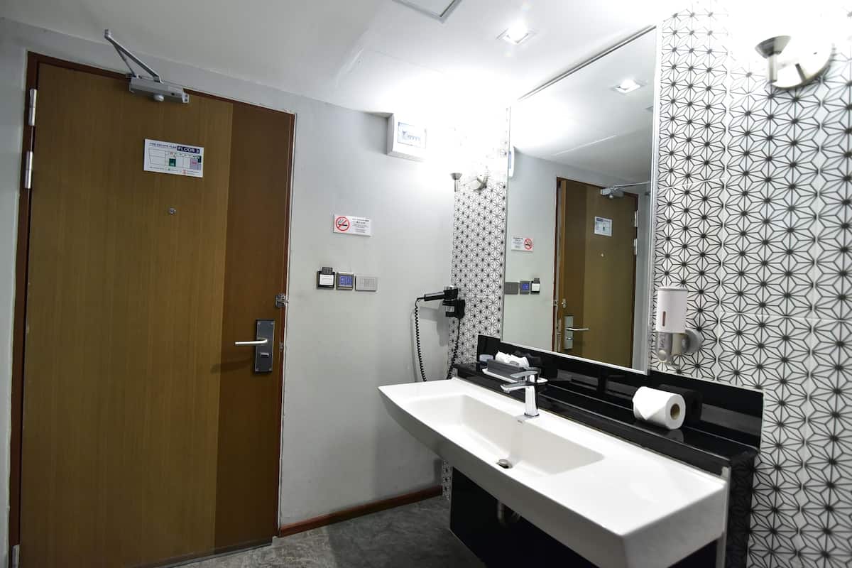 Family Double or Twin Room, 1 Bedroom, Lanai | Bathroom