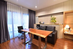 Minibar, caja de seguridad en la habitación y escritorio 