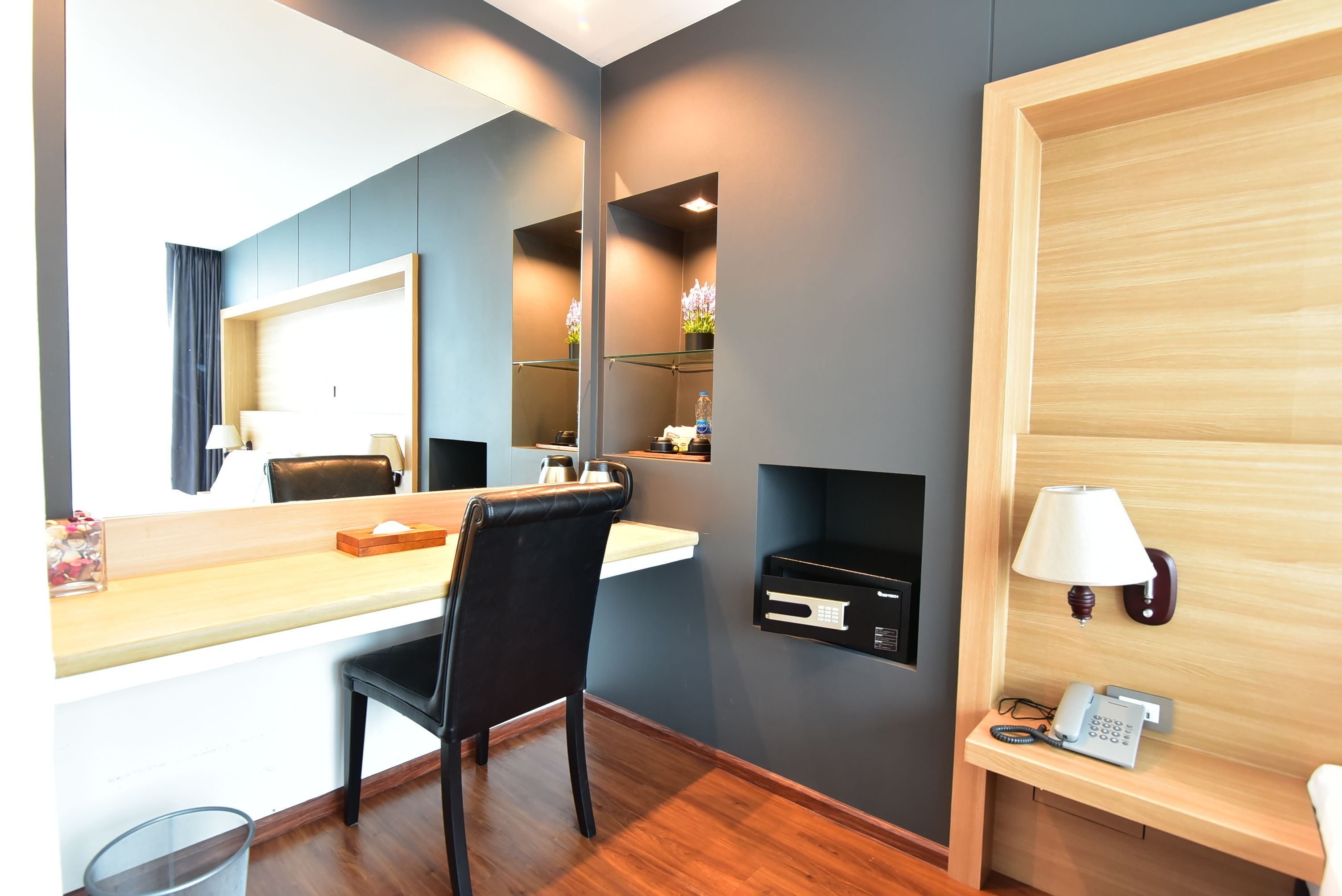 deluxe double room | minibar, in-room safe, desk, blackout curtains