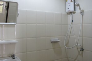Quarto casal standard | Banheiro | Chuveiro, produtos de toalete grátis, toalhas de banho 