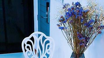 Standard Twin Room | Living area | 43-inch flat-screen TV with satellite channels, TV