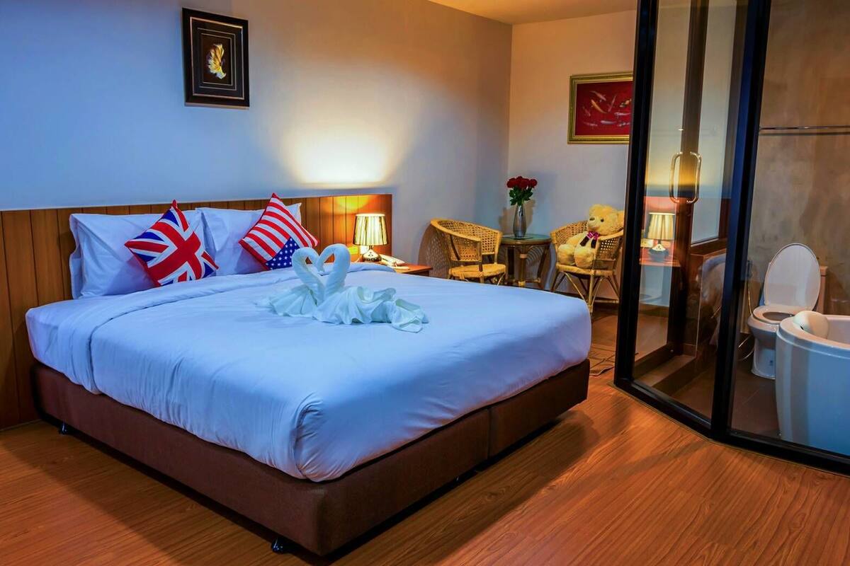 VIP Room | Desk, WiFi (free), bed sheets