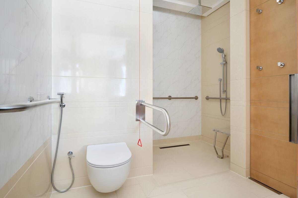 Habitación estándar, 1 cama de matrimonio grande, accesible para personas con discapacidad | Ropa de cama de alta calidad y edredones de plumas