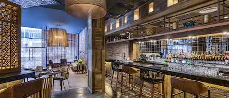 2 Bars/Lounges, Lobby-Lounge