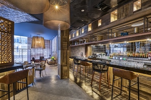 2 bars/lounges, lobby lounge