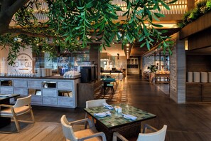 Tägliches Frühstücksbuffet (120 AED pro Person)