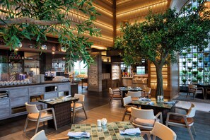 2 restaurants, breakfast, lunch, dinner served; international cuisine