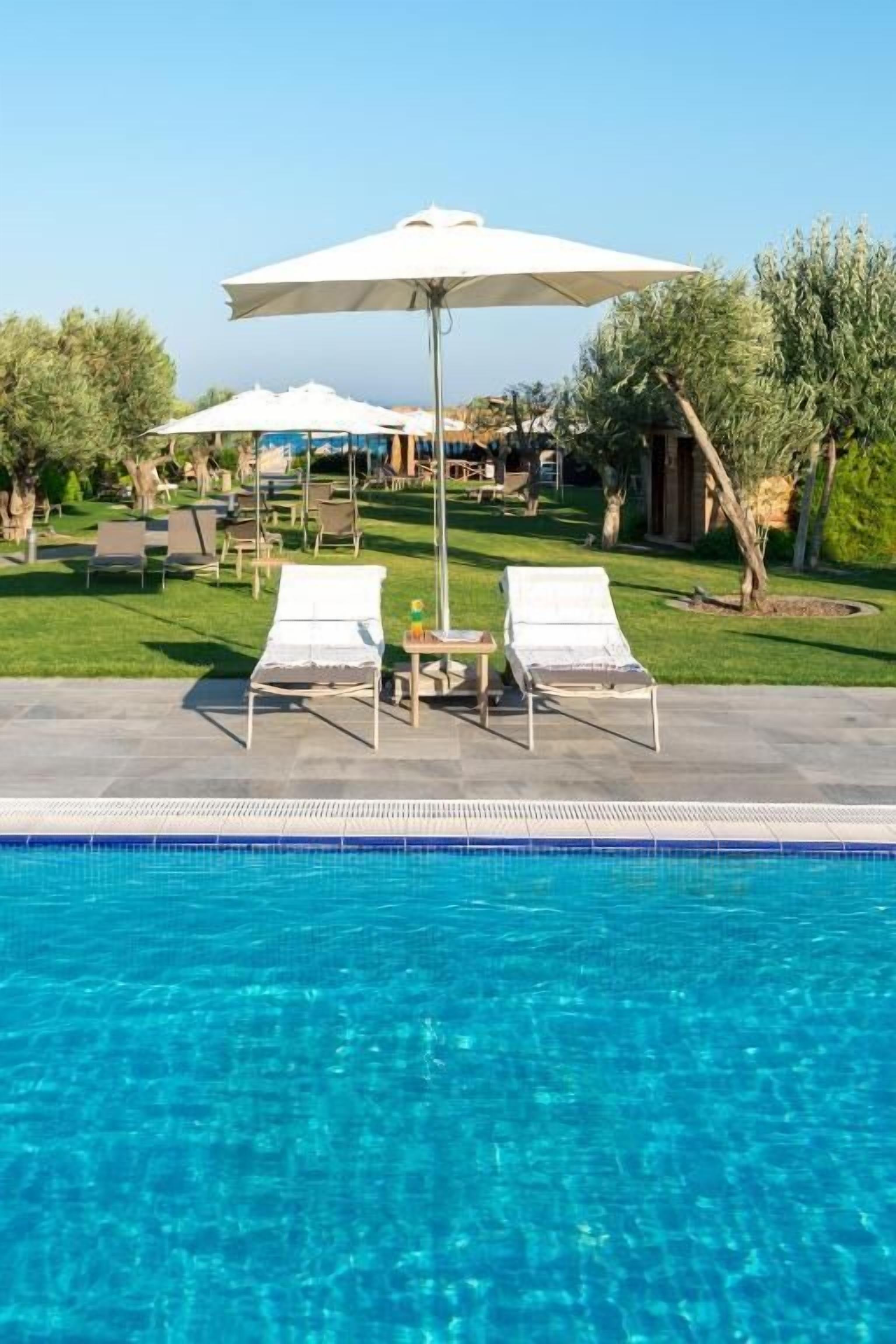 Una piscina al aire libre de temporada