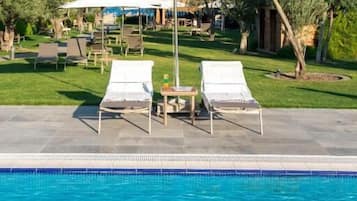 Una piscina al aire libre de temporada