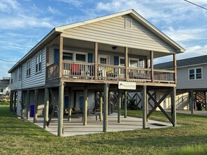 Exterior - OCEANFRONT! July 4 week available (Folly Beach)
