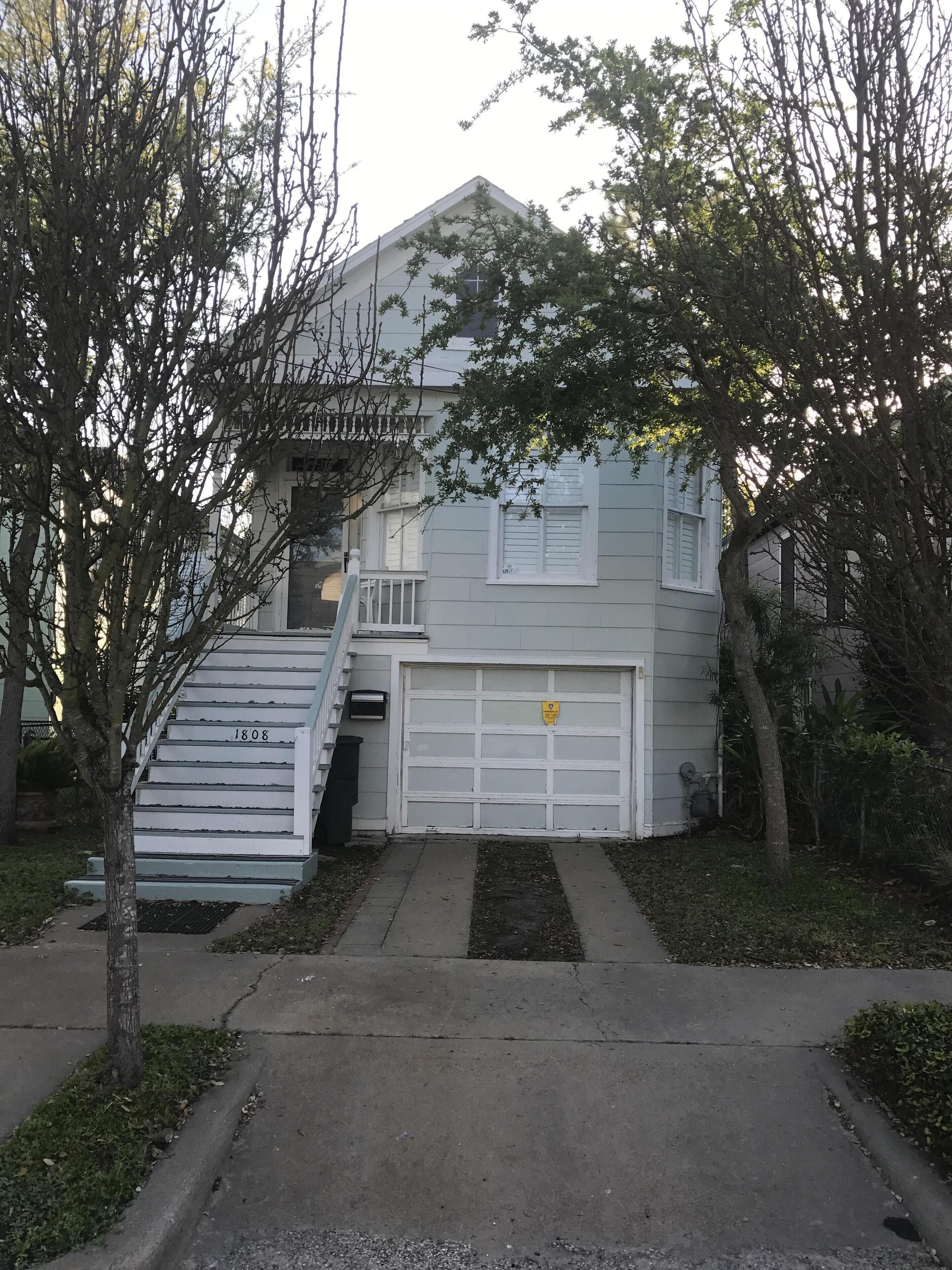 Pretty Little House 6 Short Blocks to Beach. Off-Street Parking.
