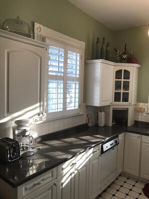 Full-sized fridge, microwave, oven, stovetop