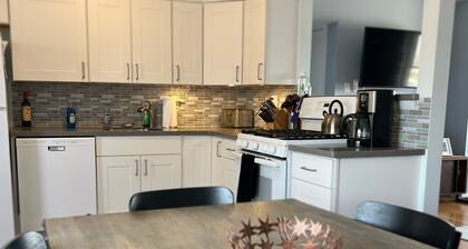 Family-friendly/Fenced-in Yard/Walk to beach/Pets OK/Golf