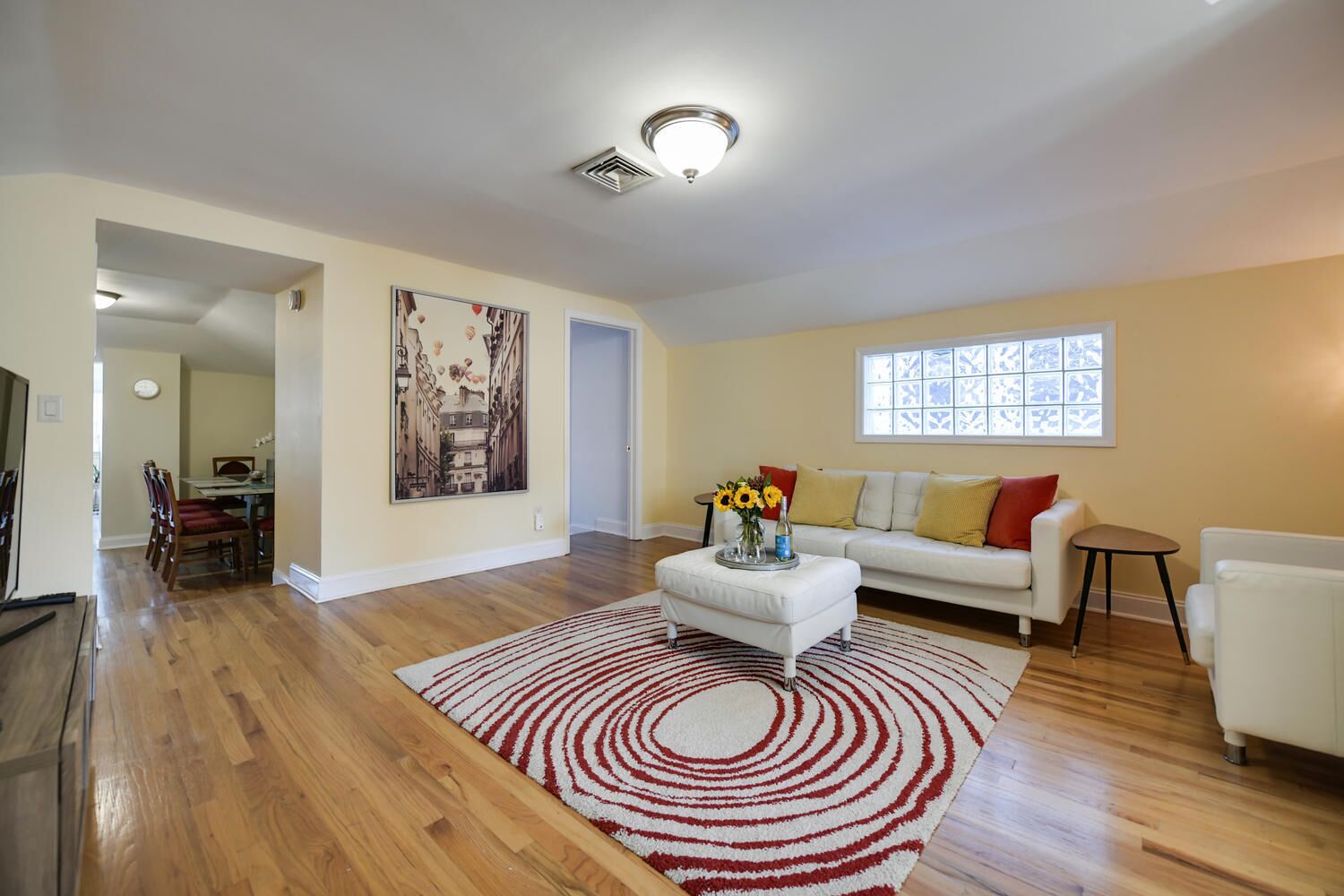 Smart TV, chimenea y libros 