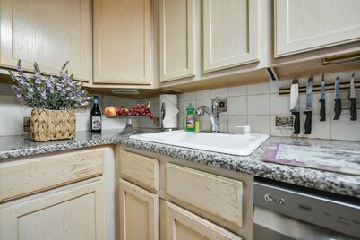 Nassau Condo in the Heart of Princeton w Parking 