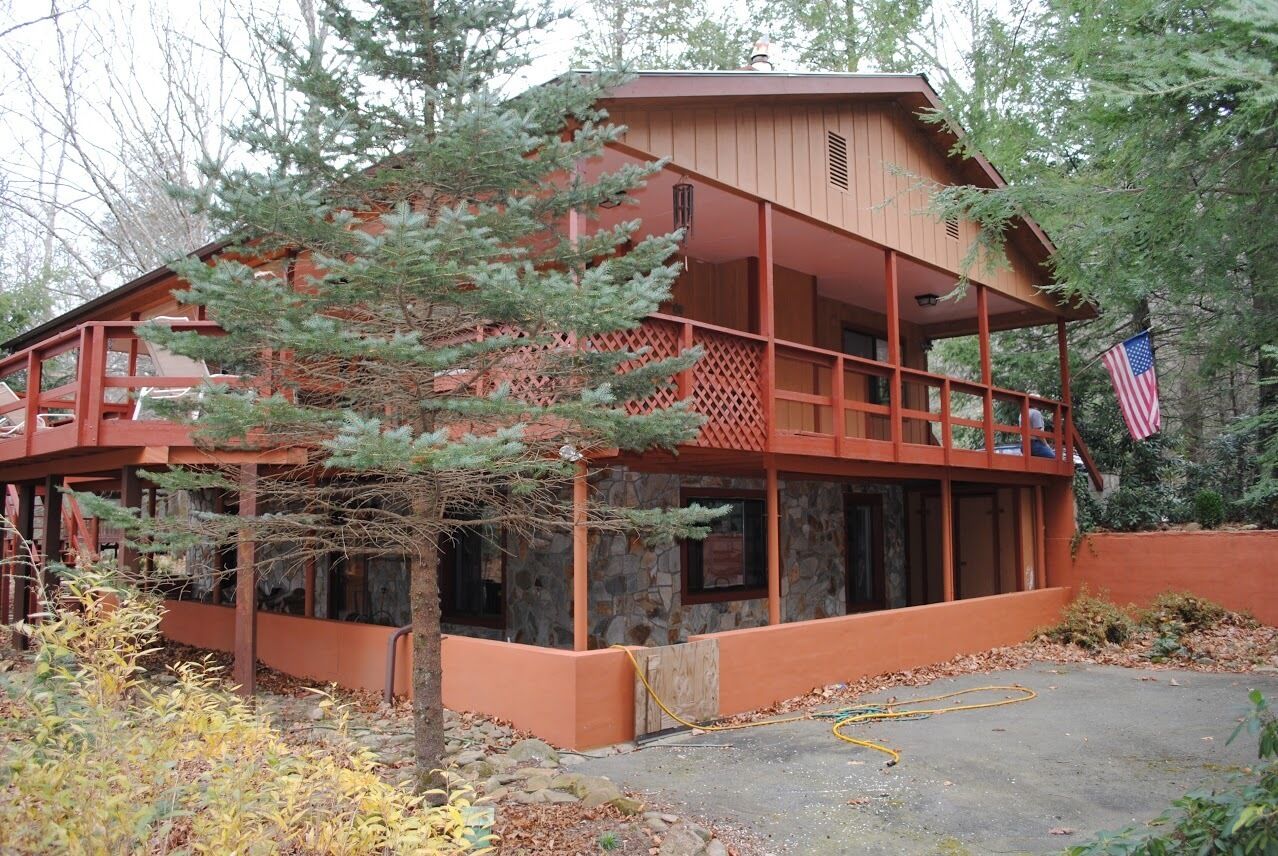 Family And Pet Friendly Riverside Mountain Retreat