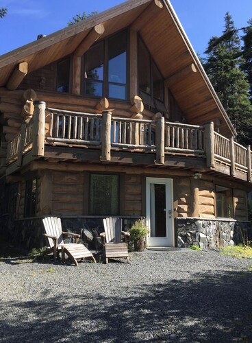 Girdwood Alaska rental near ski resort. Customers rave: so cute, clean and cozy!