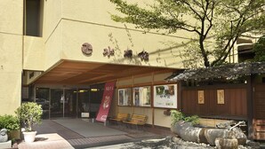 A building with a sign that reads "Hotel". - Hotel Suimeikan (Yamanouchi)
