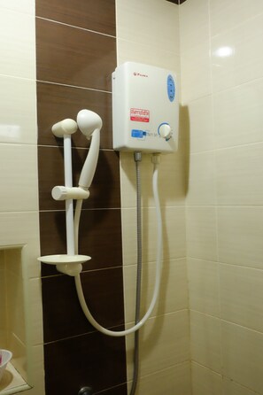 Standard Double Room | Bathroom shower - Iyara Apartment (Rayong)