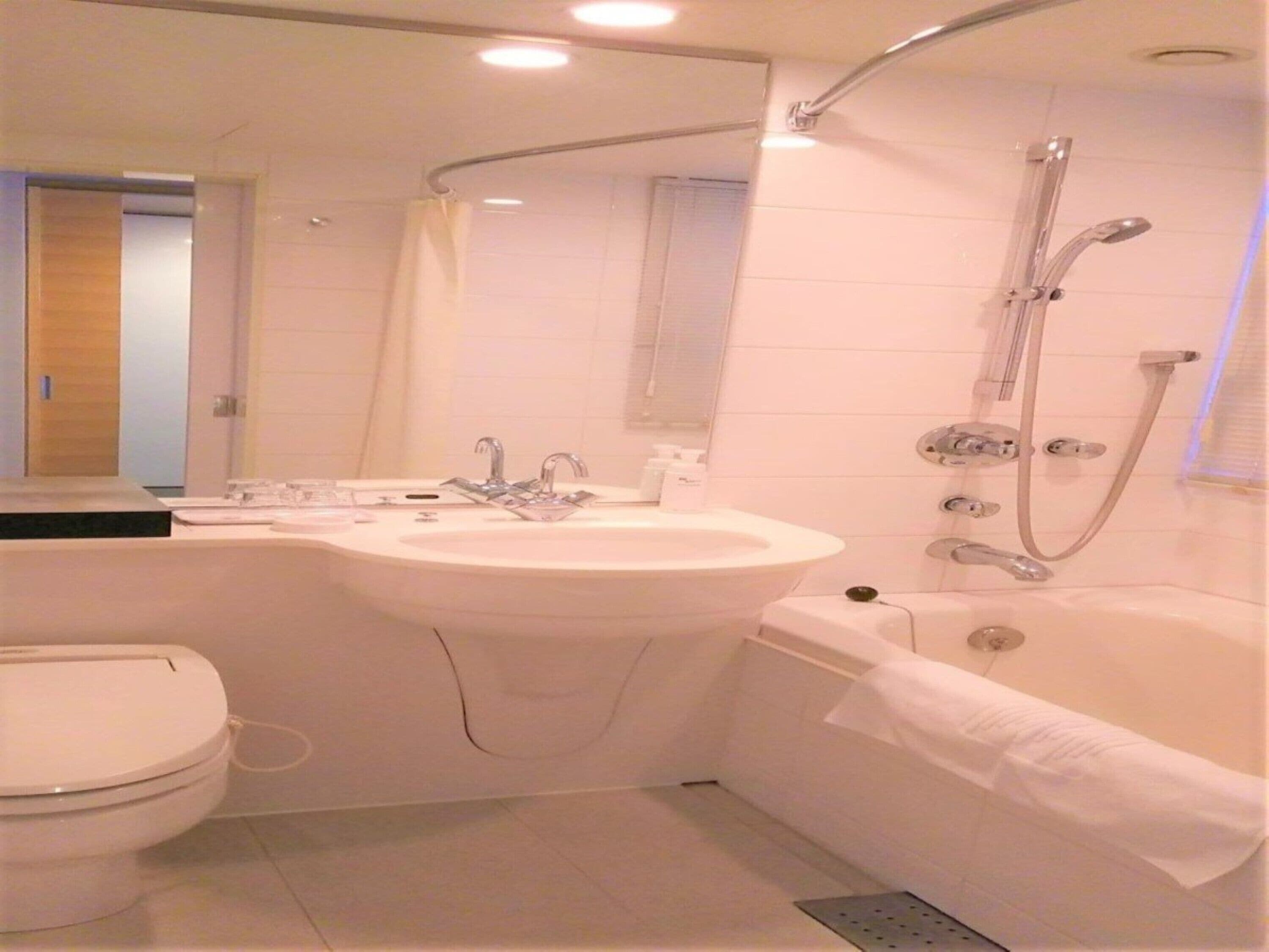 Un baño moderno con lavamanos, inodoro y bañera.