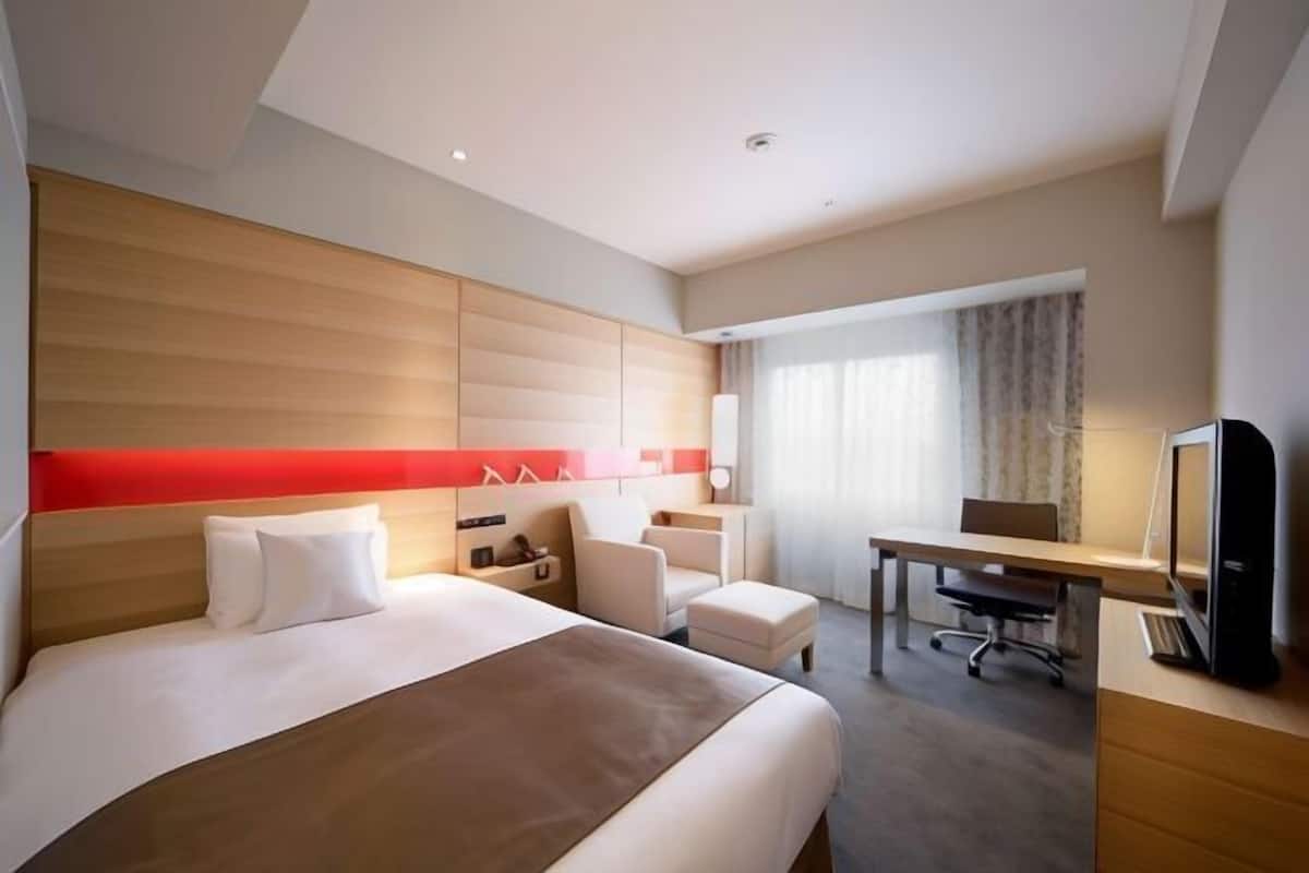 In-room safe, free WiFi, bed sheets