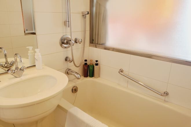 Badewanne und Dusche (separat), kostenlose Toilettenartikel
