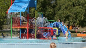 Un parc aquatique avec une aire de jeux et une piscine.