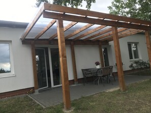 Outdoor dining - Newly built apartment (in a quiet location, good transport links, free parking (Leipzig)
