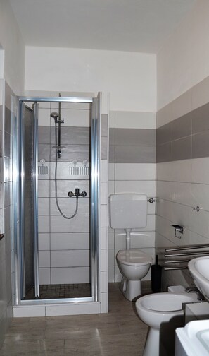 Dusche, Haartrockner, Bidet, Handtücher