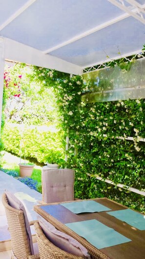 Outdoor dining - 2 Min. V. Sea / beach, private balcony, free Wi-Fi (Kastel Stafilic)