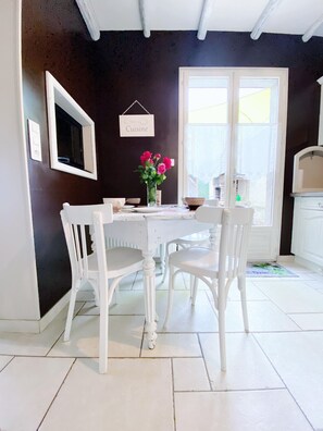 Dining - Le Refuge du Drapeau. Rated 3*. House with courtyard and garage, sleeps 8. (Dijon)