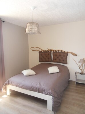 4 bedrooms, iron/ironing board, free WiFi, bed sheets