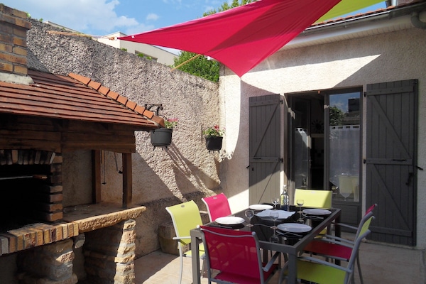 Terrasse avec barbecue sur l'arrière de la maison.