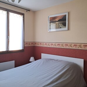 4 bedrooms, iron/ironing board, free WiFi, bed sheets - Le Refuge du Drapeau. Rated 3*. House with courtyard and garage, sleeps 8. (Dijon)