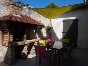 Outdoor dining - Le Refuge du Drapeau. Rated 3*. House with courtyard and garage, sleeps 8. (Dijon)
