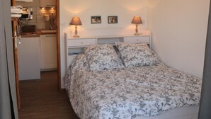 A bedroom with a bed, bedside lamps, a nightstand, and a small desk with a lamp. - The Corbier top comfort! (Villarembert)