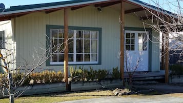 Economy chalet, 2 slaapkamers | Individueel gedecoreerd, individueel gemeubileerd, een laptopwerkplek