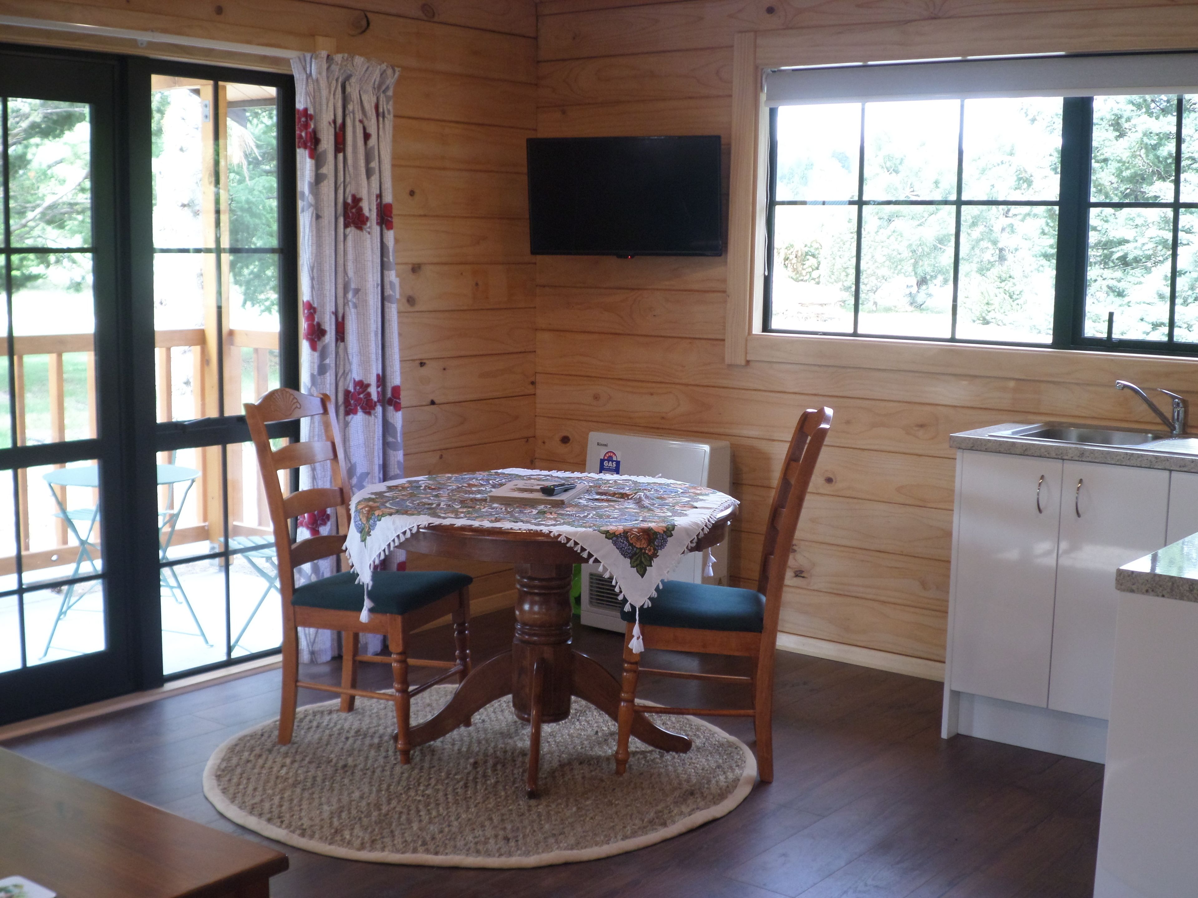 Chalet, 1 Queen Bed with Sofa bed | In-room dining